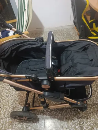 Carrito de bebé negro y dorado