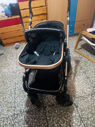 Carrito de bebé negro y dorado