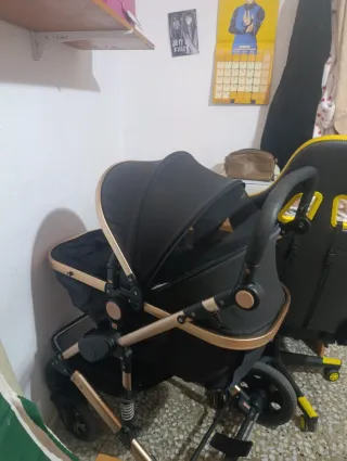 Carrito de bebé negro y dorado