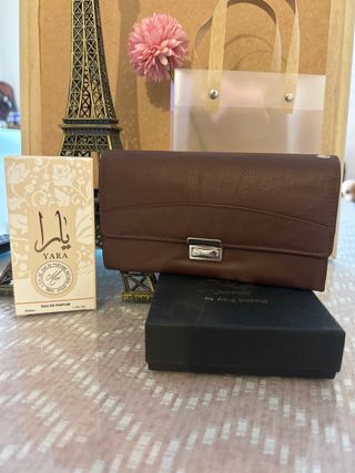 Cartera Piel Marrón y Perfume Lattafa Yara