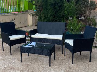 Conjunto de jardín negro con mesa