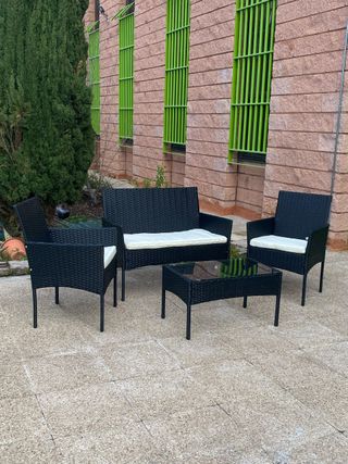 Conjunto de jardín negro con mesa