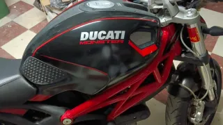 Ducati Monster 796 Negra y Roja