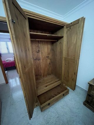 Armario de madera maciza