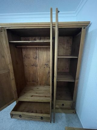 Armario de madera maciza