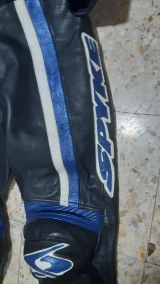 Traje de moto deportivo negro y azul
