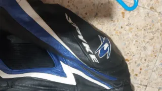 Traje de moto deportivo negro y azul