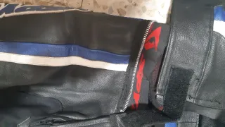 Traje de moto deportivo negro y azul
