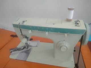 Máquina de coser Singer modelo 258 incluye mueble
