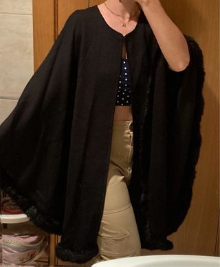 Capa negra con ribete de pelo