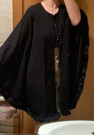 Capa negra con ribete de pelo