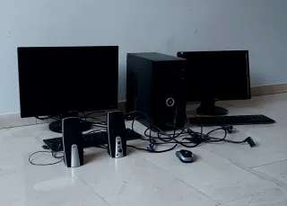 2 schermi con torre, 2 tastiere e 2 altoparlanti.