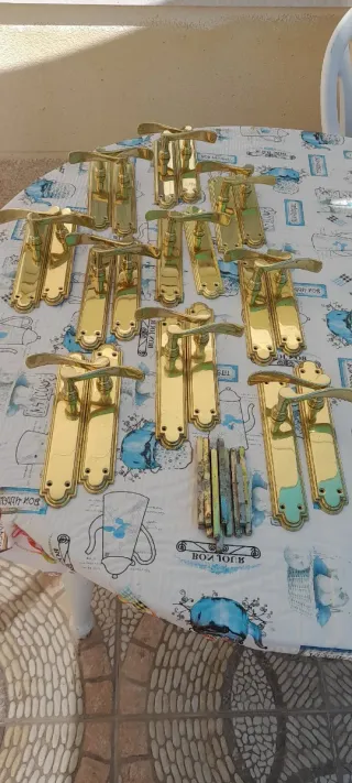 Manetas de puerta doradas