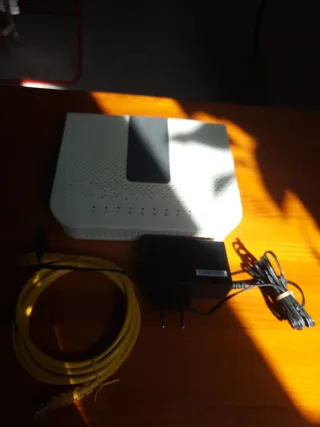 Router WiFi con adaptador y cable Ethernet