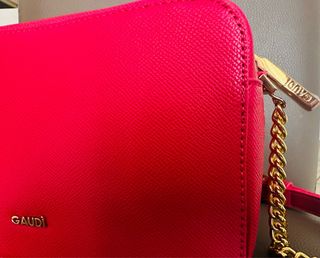 Borsa Gaudi magenta con tracolla a catena