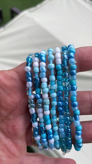 Pulseras hechas a mano multicolor entre 2 y 8 €