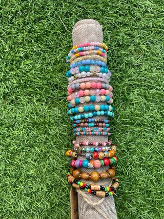 Pulseras hechas a mano multicolor entre 2 y 8 €