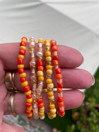 Pulseras hechas a mano multicolor entre 2 y 8 €