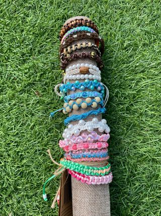 Pulseras hechas a mano multicolor entre 2 y 8 €