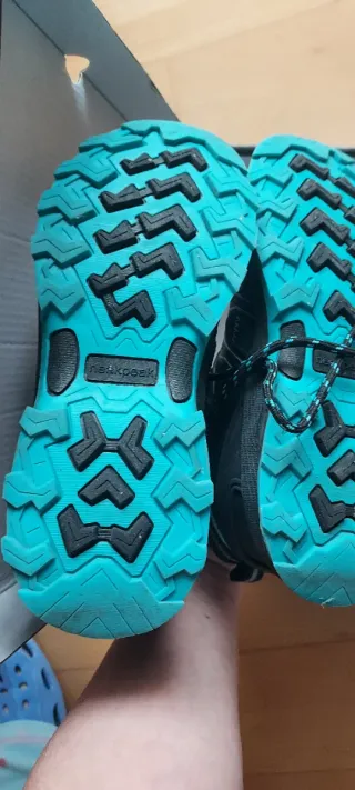 Botas de montaña negras y turquesa