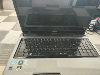 Ordenador portátil Toshiba gris