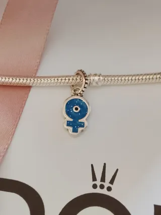Ciondolo simbolo femminile blu e argento
