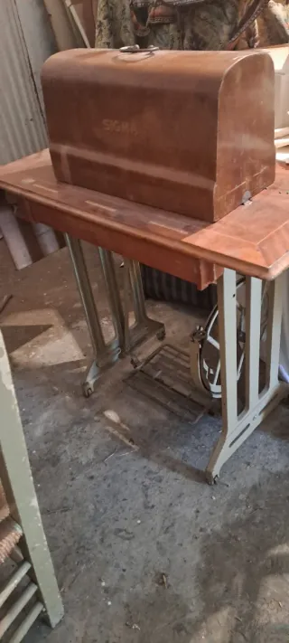 Máquina de coser Sigma con mueble