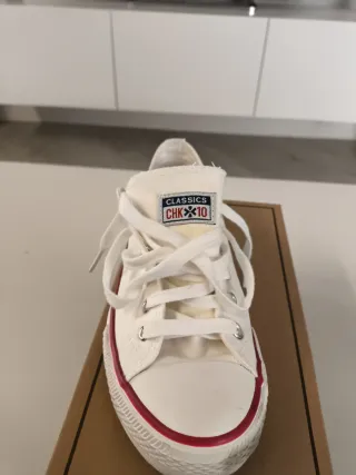 Zapatillas CHK10 Blancas con detalles rojos