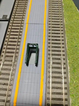 Andén de maqueta con escalera