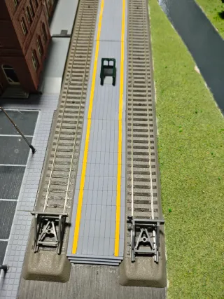 Andén de maqueta con escalera