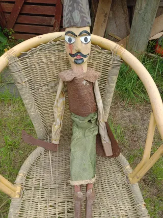 Marioneta antigua de madera y metal