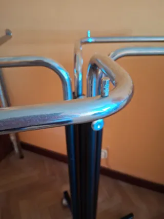 Perchero Metálico Grande con Ruedas