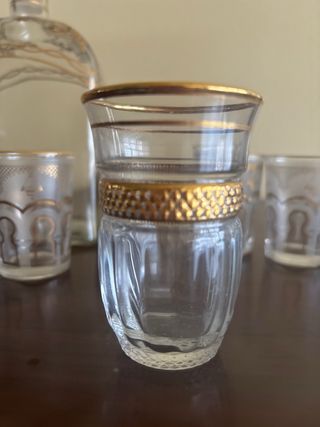 Botella y 8 Vasos Decorados Oro