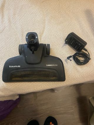 Cargador y accesorio aspirador Taurus