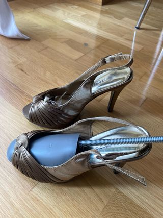 Zapatos de tacón dorados Roberta Miccio