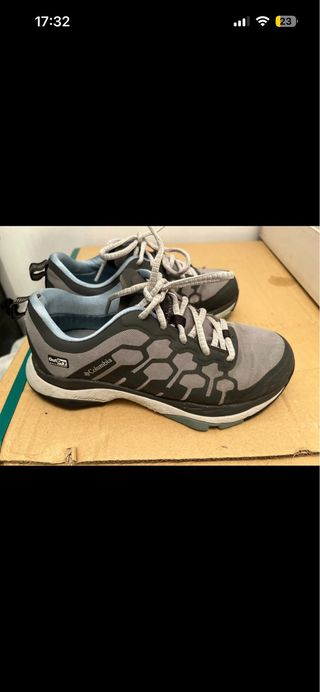 Zapatillas de montaña grises y negras