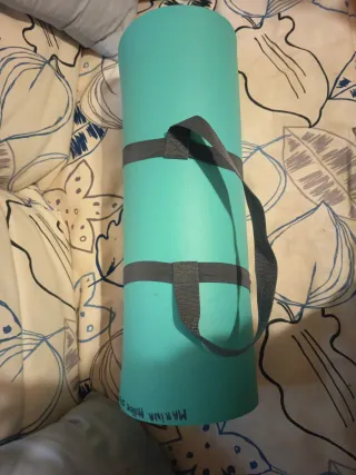 Esterilla verde para yoga o ejercicio