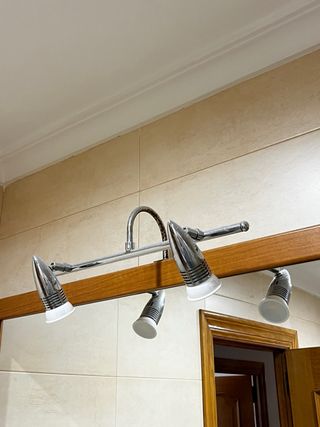 Mueble de baño con lavabo y espejo