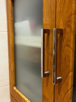 Mueble de baño con lavabo y espejo