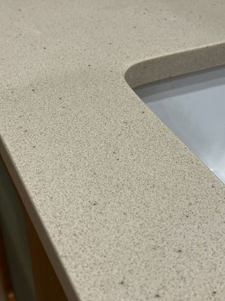 Mueble de baño con lavabo y espejo