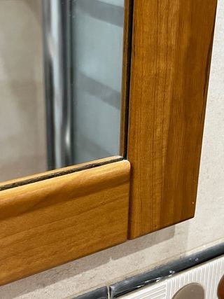 Mueble de baño con lavabo y espejo
