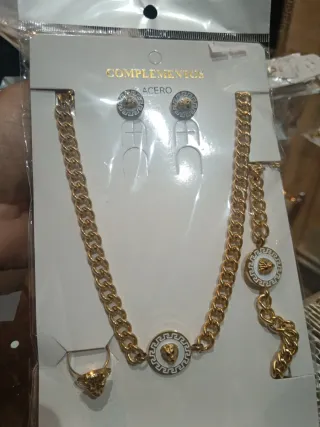 Anillos de Acero Dorados con Piedras Rojas