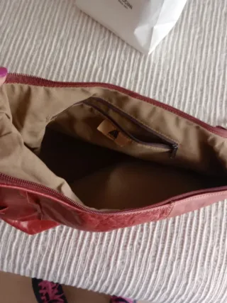 Bolso de piel rojo