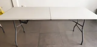 Mesa plegable de resina blanca