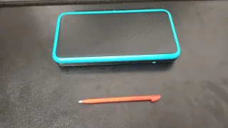 Nintendo 2DS XL Nero/Blu + Caricatore + 5 giochi