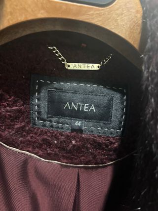 Abrigo Antea burdeos con cuello de pelo