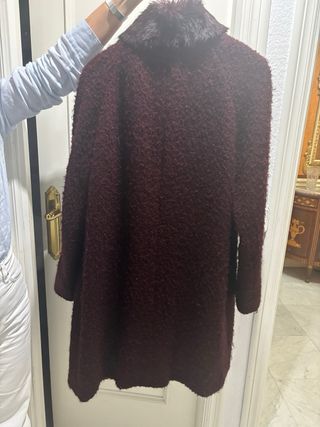 Abrigo Antea burdeos con cuello de pelo