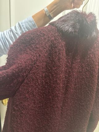 Abrigo Antea burdeos con cuello de pelo