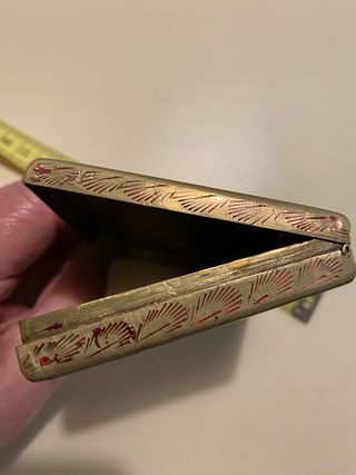 Caja labrada latón con detalles rojos