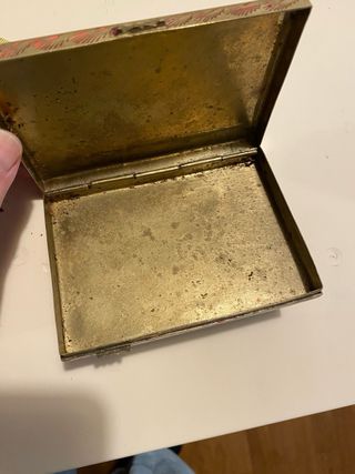 Caja labrada latón con detalles rojos